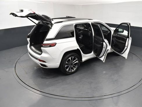 Used 2023 Jeep Grand Cherokee Overland w/ Luxury Tech Group IV AWD/4WD image 30