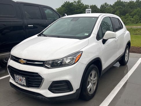 Used 2020 Chevrolet Trax LS w/ Tint and Cruise Package FWD image 1