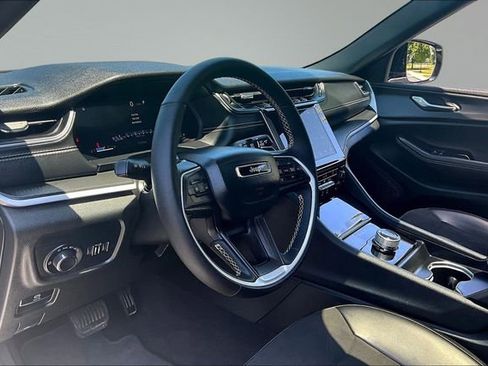 Used 2025 Jeep Grand Cherokee 4WD image 17