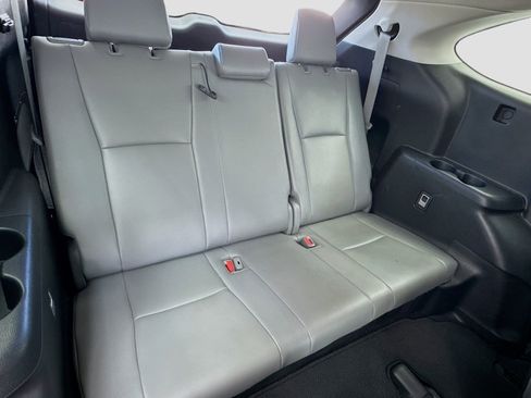 Used 2022 Toyota Highlander XLE FWD image 19