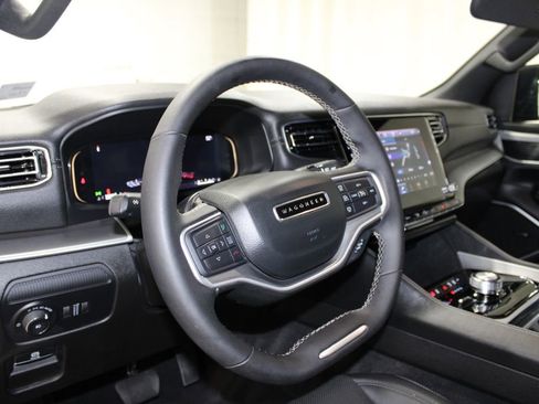 Used 2025 Jeep Wagoneer L Series II w/ 8-pass Seating Package image 19