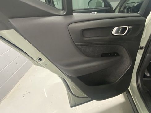 Used 2025 Volvo XC40 B5 Core image 8