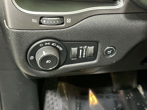 Used 2019 Jeep Cherokee Latitude Plus w/ Comfort/Convenience Group image 17