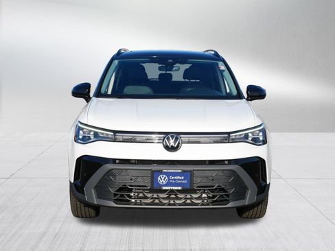 Certified 2025 Volkswagen Taos SE image 2