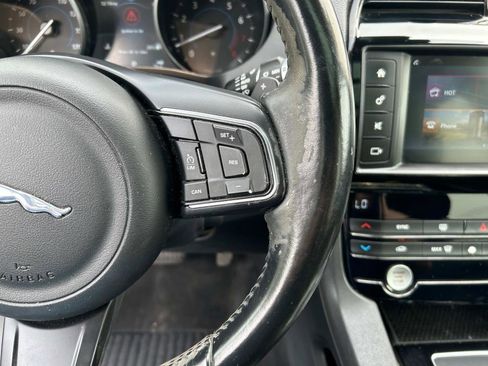 Used 2017 Jaguar F-PACE Premium image 27