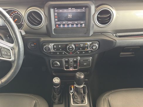 Used 2018 Jeep Wrangler Unlimited Sahara w/ Safety Group AWD/4WD image 8
