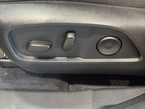 Used 2025 Chevrolet Equinox LT w/ Convenience Package II image 16