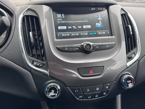 Used 2018 Chevrolet Cruze LT image 12