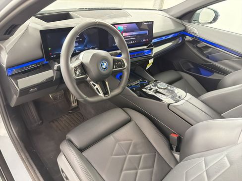Used 2025 BMW i5 eDrive40i w/ Executive Package RWD image 4