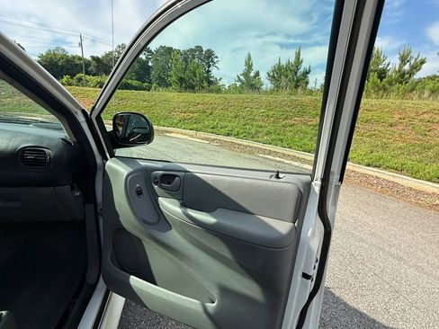 Used 2006 Dodge Grand Caravan SXT FWD image 10