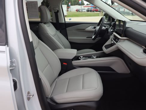 Used 2026 Ford Explorer Active w/ Active Comfort Package AWD/4WD image 14
