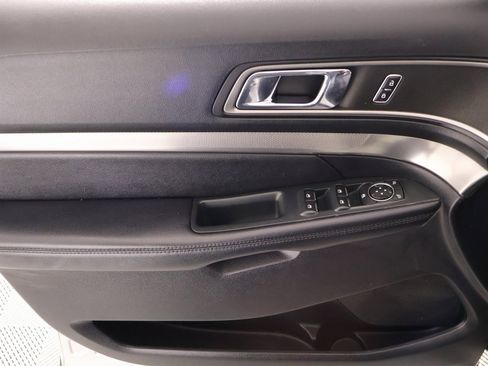 Used 2018 Ford Explorer XLT image 15