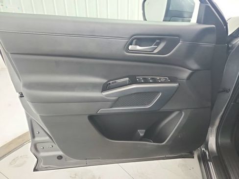 Used 2025 Nissan Pathfinder SL AWD/4WD image 32