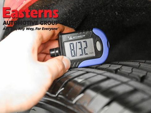 Used 2023 Chrysler Pacifica Touring-L image 27