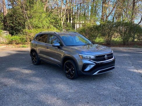 Used 2022 Volkswagen Taos SE w/ Panoramic Sunroof Package image 4