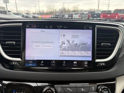 Used 2023 Chrysler Pacifica Touring-L image 16