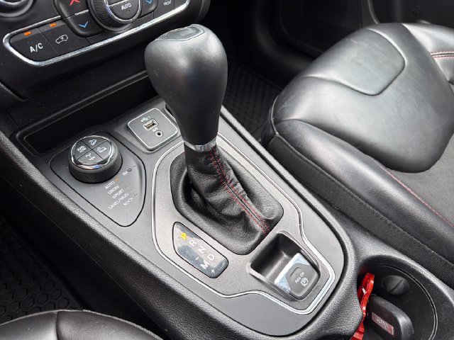 Used 2019 Jeep Cherokee Trailhawk AWD/4WD image 16