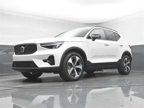 Used 2024 Volvo XC40 B5 Plus image 36