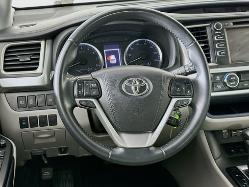 Used 2019 Toyota Highlander Plus AWD/4WD image 18