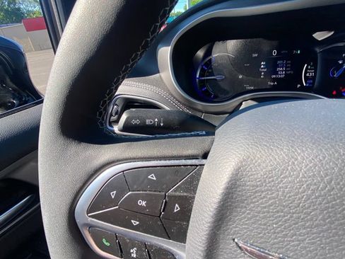 Used 2025 Chrysler Pacifica Select FWD image 33
