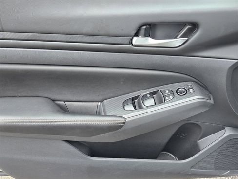 Used 2025 Nissan Altima 2.5 SV image 25