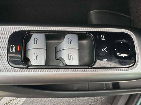 Used 2025 Mercedes-Benz GLC 300 4MATIC image 13