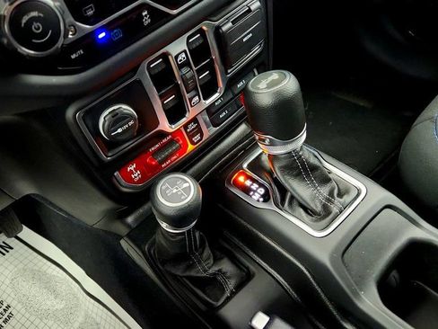 Used 2025 Jeep Wrangler Unlimited Rubicon 4xe w/ Convenience Group AWD/4WD image 16