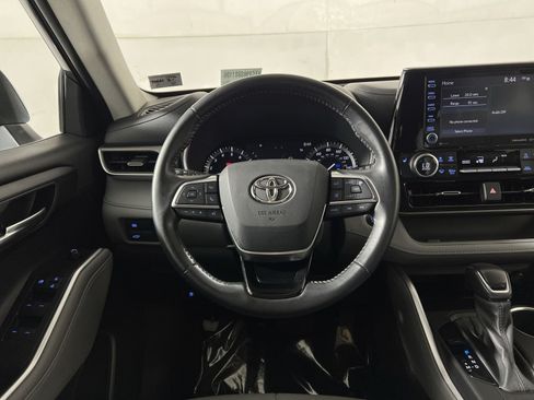 Used 2021 Toyota Highlander XLE AWD/4WD image 16