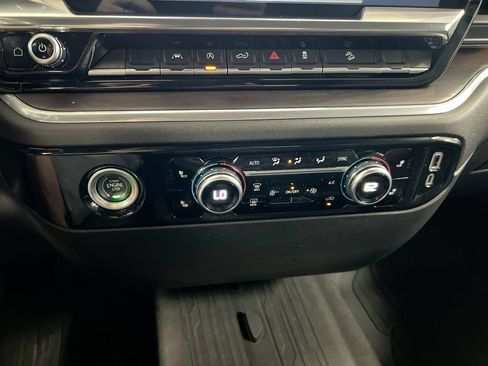 Used 2022 GMC Sierra 1500 SLT AWD/4WD image 17