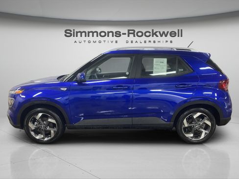 Used 2025 Hyundai Venue SEL FWD image 2