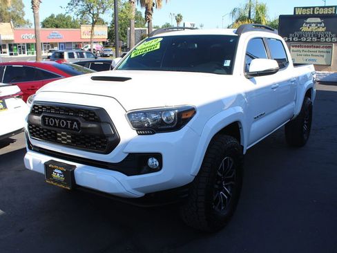 Used 2019 Toyota Tacoma TRD Sport w/ Technology Package RWD image 4