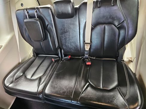 Used 2023 Chrysler Pacifica Touring-L FWD image 15