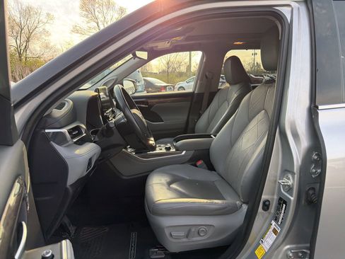 Used 2021 Toyota Highlander Platinum image 10