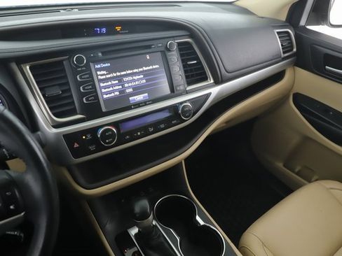 Used 2016 Toyota Highlander XLE image 25