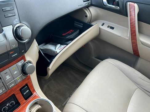 Used 2010 Toyota Highlander Limited AWD/4WD image 22