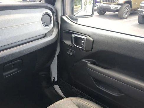 Certified 2025 Jeep Wrangler Sport AWD/4WD image 18