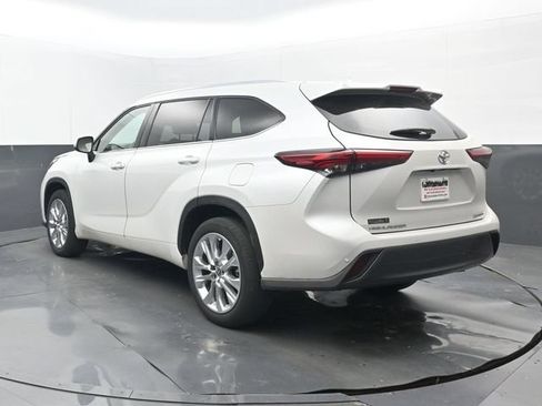 Used 2023 Toyota Highlander Limited FWD image 3
