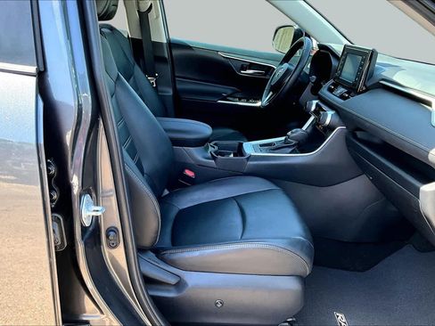 Used 2019 Toyota RAV4 XLE Premium FWD image 11