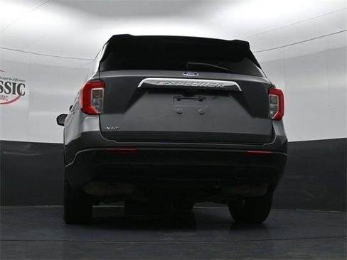 Used 2022 Ford Explorer XLT image 32