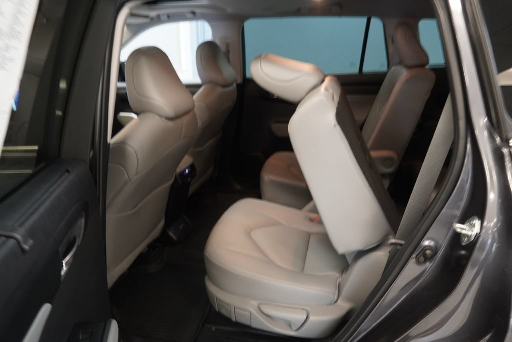 Used 2024 Toyota Highlander XLE AWD/4WD image 20
