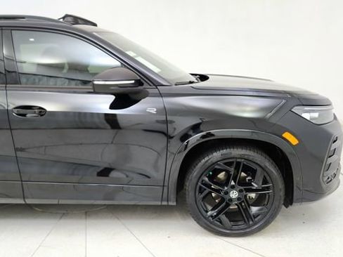 Used 2025 Volkswagen Tiguan SE R-Line image 8