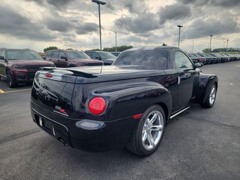 Used 2005 Chevrolet SSR w/ Preferred Equipment Group image 2