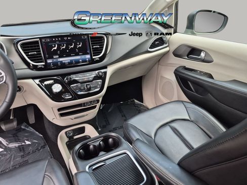 Used 2023 Chrysler Pacifica Touring-L FWD image 12