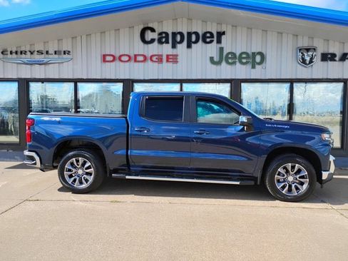 Used 2022 Chevrolet Silverado 1500 LT AWD/4WD image 2