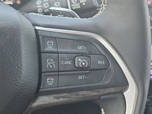 Used 2024 Jeep Grand Cherokee Limited AWD/4WD image 15