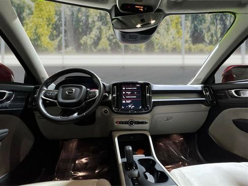 Used 2021 Volvo XC40 T5 Momentum image 23