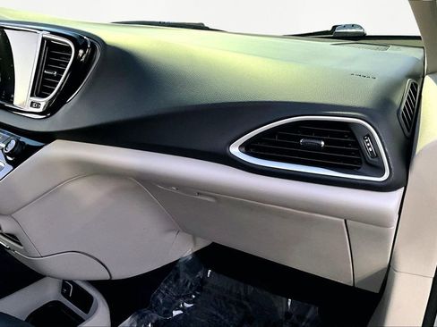 Used 2024 Chrysler Pacifica Touring-L image 18