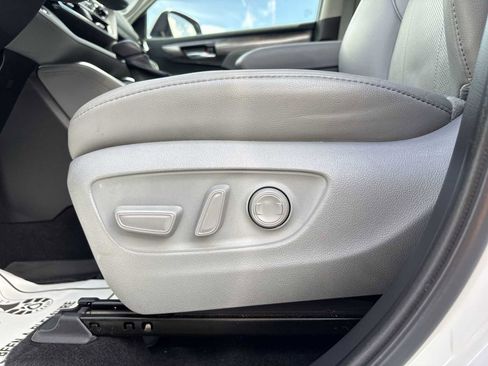 Used 2022 Toyota Highlander Limited FWD image 13