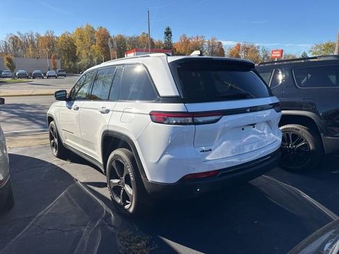 Used 2023 Jeep Grand Cherokee Altitude image 3