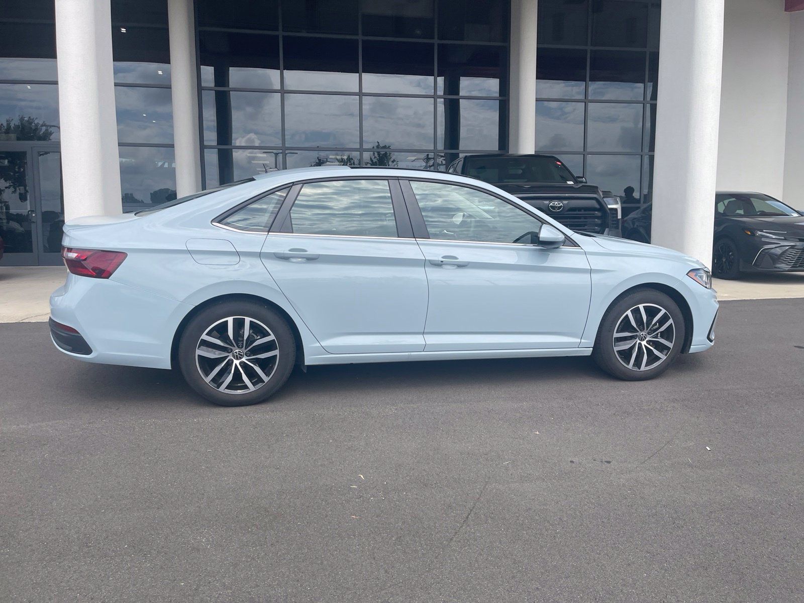 Used 2025 Volkswagen Jetta SE FWD image 13